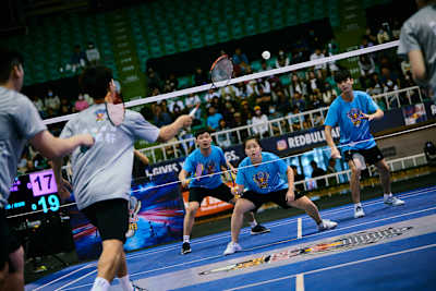 Des joueurs s'affrontent lors d'un match de Badminton à 3.