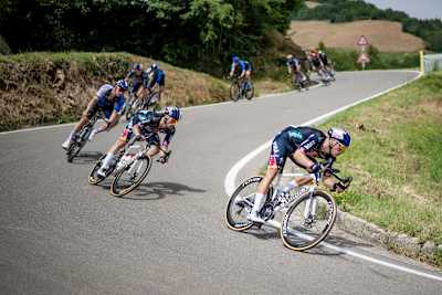 Danny VAN POPPEL piloting team leader Primož ROGLIČ.jpg