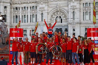 Die Siegerehrung für Primoz Roglic und Red Bull - BORA - hansgrohe bei der Vuelta 2024.