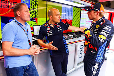 Verstappen en GP bespreken constant hoe de auto verbeterd kan worden 