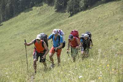 Paul Guschlbauer et Christian Maurer pendant le Red Bull X-Alps près de Kiefersfelden, Allemagne, le 6 juillet 2015.