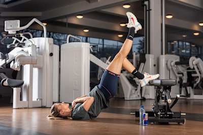 Тес Вестер на тренировке делает ягодичный мостик