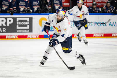 Will Butcher von Red Bull München setzt zum Pass an.