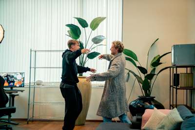 Rasmus og Christopher siger hej til hinanden