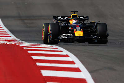Verstappen a kerékcsere után is az élen tért vissza