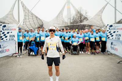 Ultrarunner Florian Neuschwander tauschte im Olympiapark die Rollen. Er jagte 80 Läufer:innen in Vorbereitung auf den WIngs for Life World Run 2026.
