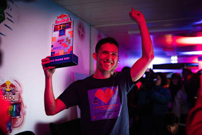 Merlin Marchand célèbre son titre de champion du Red Bull Tetris France.