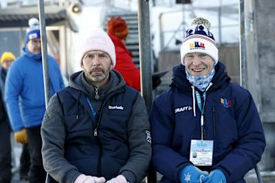 Janne Ahonen i jego słynna kamienna twarz. Po prawej Toni Nieminen