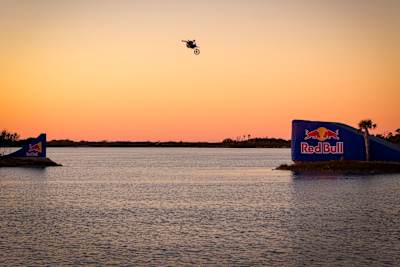 Le motocross freeride réimaginé à travers l'eau et les îles