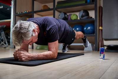 Карлос Сайнс стоит в планке