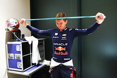 Le pilote de Formule 1 Max Verstappen en pleine séance d'étirement.