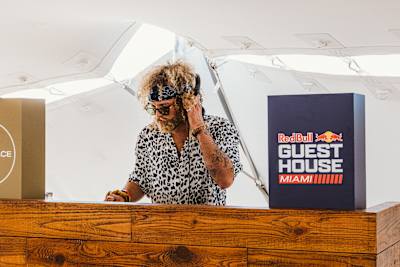 Диджей играет на Space Yoga в Майами, 2022