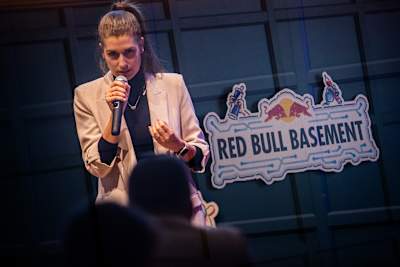 Lana predstavlja svojo idejo