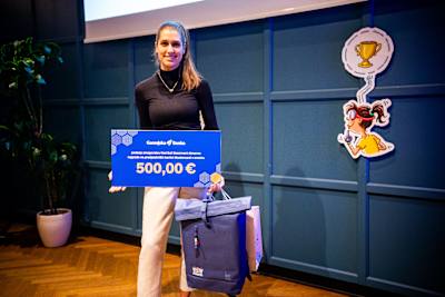 Lana Rakovec po prejetju nagrad za zmago na državnem finalu Red Bull Basement 2024.