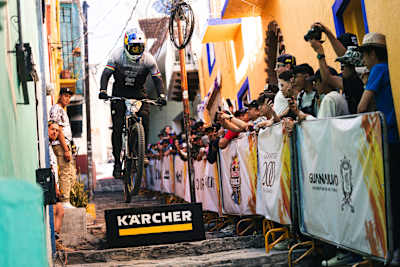 Tomáš Slavík conquers the steep streets of Guanajuato during the 2024 Red Bull Guanajuato Cerro Abajo, thrilling spectators with an unforgettable performance