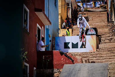 Francisco Solaiza in action during the Red Bull Guanajuato Cerro Abajo 2024 in Mexico, expertly navigating urban staircases in the picturesque Guanajuato setting