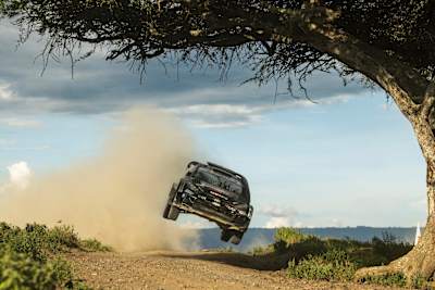 Elfyn Evans i Scott Martin z Toyota Gazoo Racing WRT pokonali trudny teren Naivasha w Rajdowych Mistrzostwach Świata Kenii 2025 z precyzją napędzaną adrenaliną
