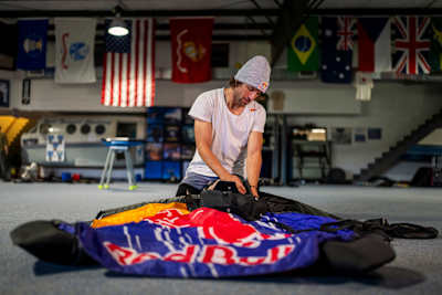 Sebastian Alvarez mit seinem Wingsuit während der Red Bull Starman Mission.