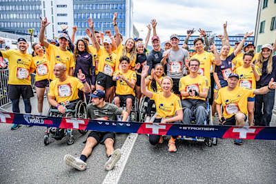 Les athlètes posent joyeusement lors de la Wings for Life World Run à Zug, en Suisse, mettant en avant l'unité et l'esprit avant la course phare de mai 2024