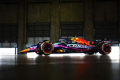 A pintura 'Make Your Mark' Miami 2023 para o RB19 da Oracle Red Bull Racing é apresentada com visuais impressionantes durante o evento de revelação em Miami, destacando o estilo arrojado da equipe