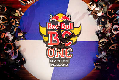 Lorenzo voert een ongelooflijke move uit tijdens de Red Bull BC One Holland Cypher 2025 in Rotterdam, waarmee hij het energieke publiek betovert