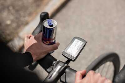 Un cycliste regarde son compteur de vélo de route. 