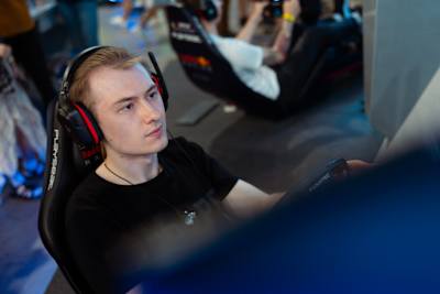 Стример Денис 'Loran' Журід на майданчику Red Bull Gaming Ground на FANCON в Києві, Україна, 8 червня 2024 року. 