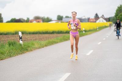 Esther Pfeiffer nimmt am Wings for Life World Run 2025 in München teil und stellt ihren Sportsgeist unter Beweis, während sie durch malerische Landschaften läuft