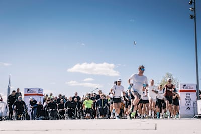 Entusiastiske norske deltagere under det lokale løpet på Fornebu utenfor Oslo. 