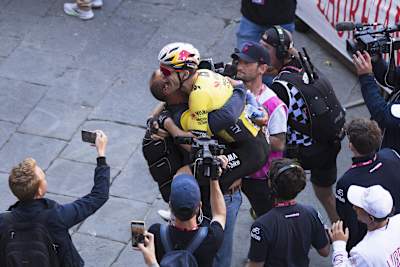 Le cycliste Wout Van Aert célèbre après une victoire d'étape lors du Tour de France.