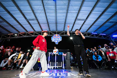 JM Serna y Lit Ignis se enfrentan en el escenario de Red Bull Batalla Regional Bogotá 2025 en Colombia, cautivando al público con sus habilidades líricas y su energía dinámica