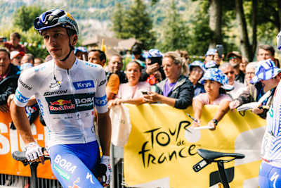 Red Bull BORA hansgrohe Fahrer Florian Lipowitz auf der 20. Etappe der Tour de France 2025, als er sich am Start vor den begeisterten Fans auf der Strecke von Nantua nach Pontarlier in Position bringt