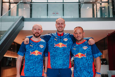 Patrick Kohlmann, Ole Werner und Tom Cichon grinsend im RB Leipzig-Dress.