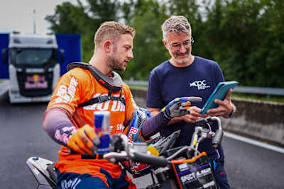 Tom Stoeggl zeigt Luc Ackermann die Flugbahn auf einem Tablet. 