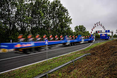 Freestyle-Motocross-Star Luc Ackermann trotzt den Gesetzen der Physik und springt mit einem Tsunami Backflip über eine Höhenkontrolle. 