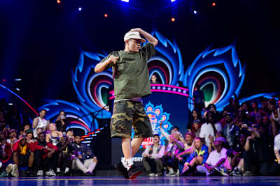 MT Pop performt auf der Bühne beim Red Bull Dance Your Style, vor einem begeisterten Publikum und einer eindrucksvollen Kulisse.