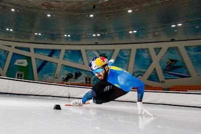 В Астане, Казахстан, 2025 год, Денис Никиша проходит поворот на льду во время захватывающей сессии 