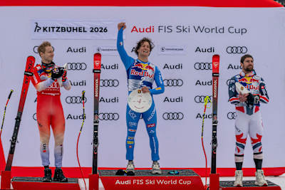 Giovanni Franzoni, Marco Odermatt und Maxence Muzaton stehen am Stockerl