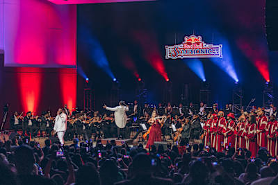 オーケストラを従えパフォーマンスするラッパー・Rick Ross（Red Bull Symphonic Atlanta 2022）