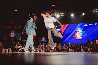 JREAMZ brings her signature freestyle style to the battle floor