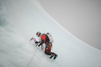 Will Gadd escalade un iceberg dérivant au large des côtes de Terre-Neuve, au Canada; qui de plateforme de plongeon pour la plongeuse canadienne Molly Carlson, en 2026.