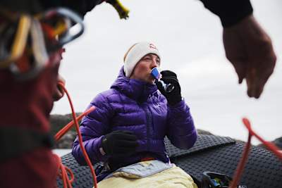 La plongeuse de haut vol canadienne Molly Carlson se prépare à escalader un iceberg pour y effectuer un plongeon, à Terre-Neuve (Canada), en 2026.