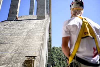 Thomas Van Tonder prepares for Red Bull Bridge Bars at Bloukrans Bridge, South Africa, on 29 September 2026, facing the towering structure beneath a clear blue sky