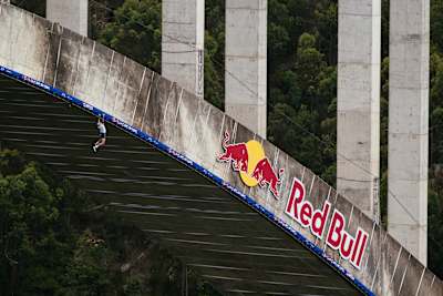 Thomas van Tonder hangs beneath Bloukrans Bridge in South Africa during Red Bull Bridge Bars 2026.