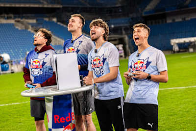 Red Bull Wings Cup iştirakçıları 23 oktyabr 2026-cı ildə Polşanın Poznan şəhərindəki futbol stadionunda konsollarda yarışaraq meydançaya oyun həyəcanı gətirirlər
