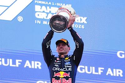 Max Verstappen drži trofej nakon svoje pobjede na stazi Sepang.