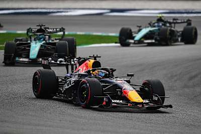 Max Verstappen przed duetem Mercedesa na Sepang