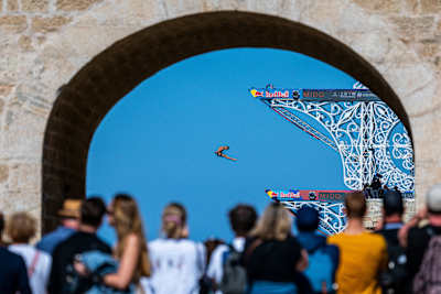 Олексій Пригоров у польоті на фіналі Red Bull Cliff Diving 2026