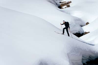 Skialpinismus kombinuje výstupy na lyžích a sjezdy