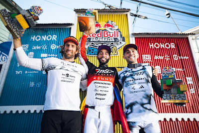 El podio de Red Bull Valparaíso Cerro Abajo 2026 se definió por segundos en la final: Sebastián Holguín, Adrien Loron y Felipe Agurto protagonizaron una bajada histórica en los cerros de Valparaíso.